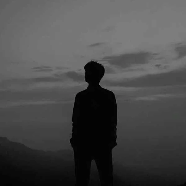 دانلود آهنگ نگم از بغض شبام از سیگار رو لبام